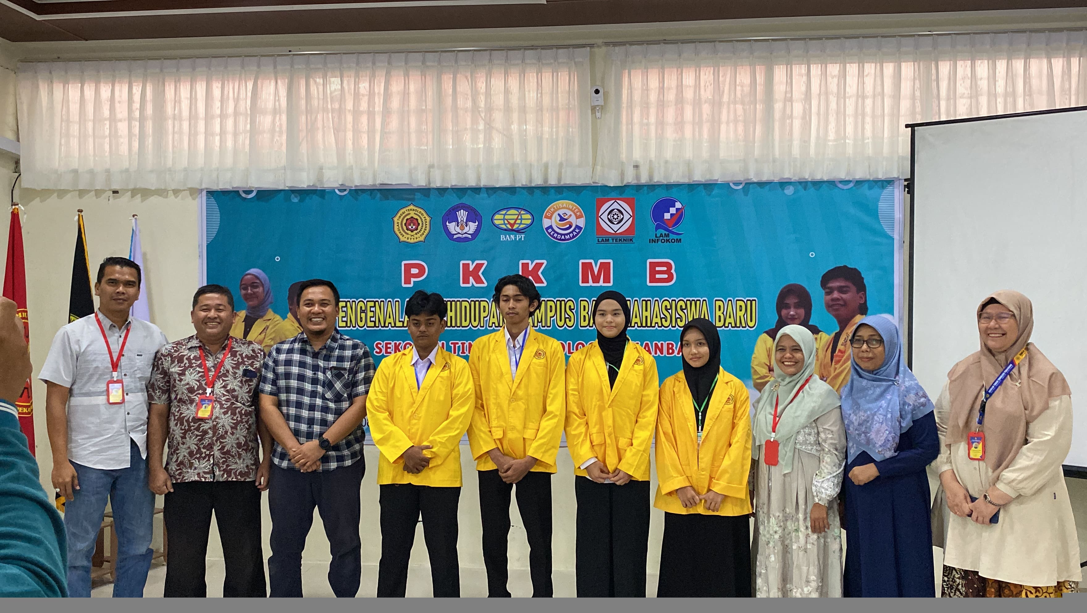 Penyerahan Mahasiswa Baru Tahun Akademik 2025/2026 ke Masing-Masing Program Studi